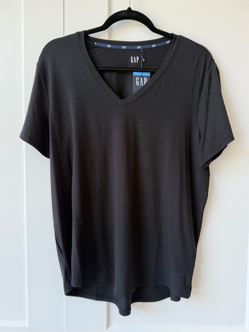 GAP Women's Black V-Neck Short Sleeve Tee